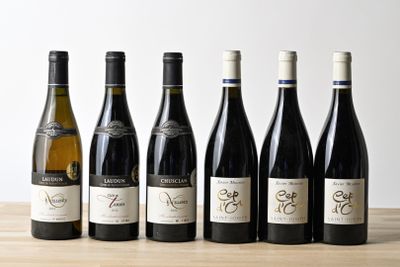 six bouteilles de vin sont alignées sur une table en bois