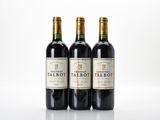 trois bouteilles de vin rouge posées côte à côte sur une table