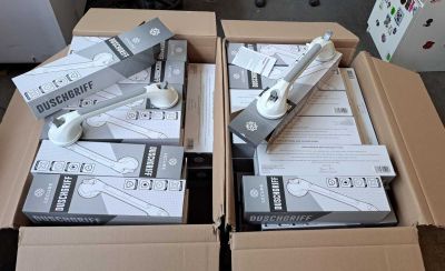 deux paquets de papier toilette contenant une paire de ciseaux
