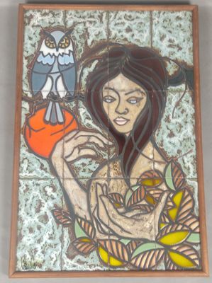 une image représentant une femme tenant une pomme et un hibou