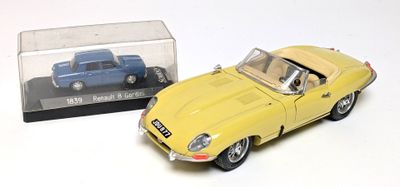 une petite voiture jaune à côté d'une boîte transparente