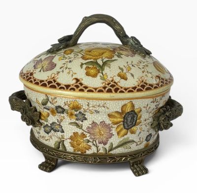 une boîte décorative ornée de fleurs sur fond blanc