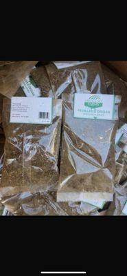 deux sacs de provisions posés sur une table