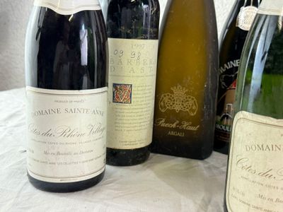 plusieurs bouteilles de vin sont alignées sur une table