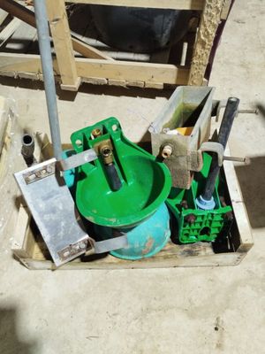 une boîte contenant des outils posée sur le sol
