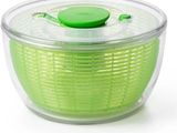 une image représentant une essoreuse à salade verte sur fond blanc