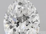 un diamant de taille ovale sur fond blanc