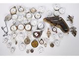 de nombreux types d'horloges et de montres sur la table