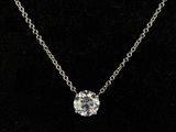 un collier de diamants posé sur un fond de velours noir