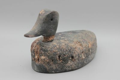 une image représentant un canard en pierre perché sur un rocher