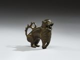 figurine en bronze représentant un chat debout sur ses pattes arrière, la queue dressée