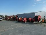 de nombreux types de machines garées devant un bâtiment