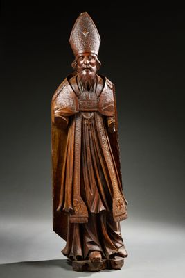 une statue en bois représentant un homme coiffé d'un chapeau et vêtu d'une robe
