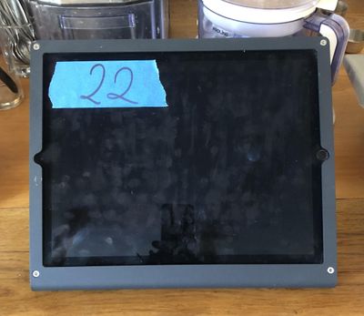 une tablette posée sur une table en bois