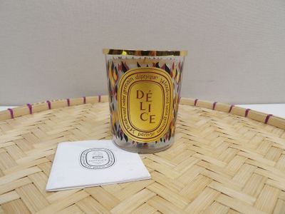 une bougie posée sur un panier