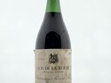 une vieille bouteille de vin posée sur une table
