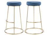 une paire de tabourets en métal doré avec des assises recouvertes de velours bleu