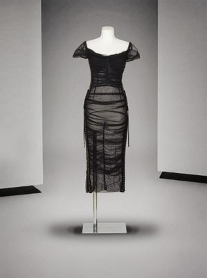 une image d'une robe noire sur un mannequin