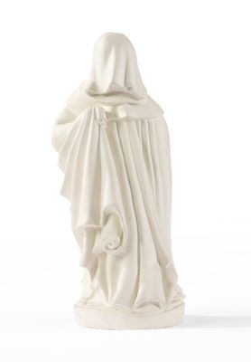 La statue d'une femme vêtue d'une robe blanche tient un chat dans ses bras.