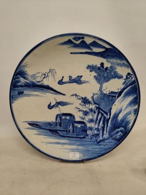 JAPON : Grand plat circulaire en porcelaine émaillée bleue à…
