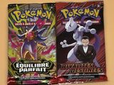 deux paquets de cartes à collectionner Pokémon posés sur une table