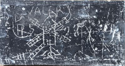 une photo en noir et blanc d'un tableau noir sur lequel sont inscrits des mots