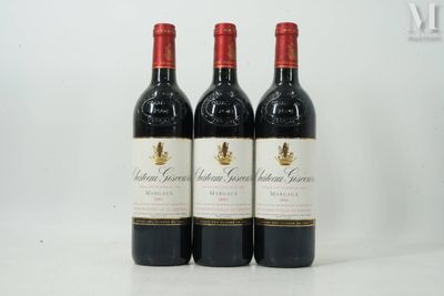 trois bouteilles de vin rouge posées sur une table blanche