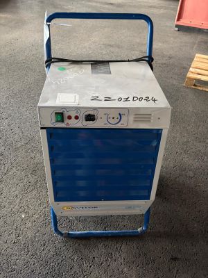 une image représentant une machine bleue et blanche posée sur un sol en béton