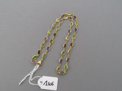 Gros plan sur un collier portant une étiquette