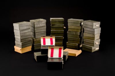 de nombreuses piles de cartons empilées les unes sur les autres