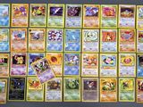 Les cartes Pokémon sont disposées sur la table, prêtes à être jouées.