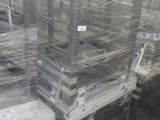 un grand nombre de boîtes posées sur une palette