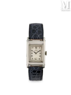 une photo d'une montre argentée avec un bracelet noir