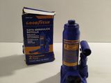 une bouteille bleue et un livre posés sur une table