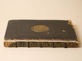 un vieux livre posé sur une table