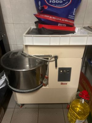 une machine posée sur un comptoir, à côté d'un sac de nourriture