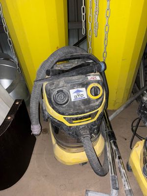 une machine jaune qui se trouve dans une pièce