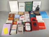 un grand nombre de livres posés sur une table