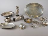 beaucoup d'objets en argent qui se trouvent sur la table