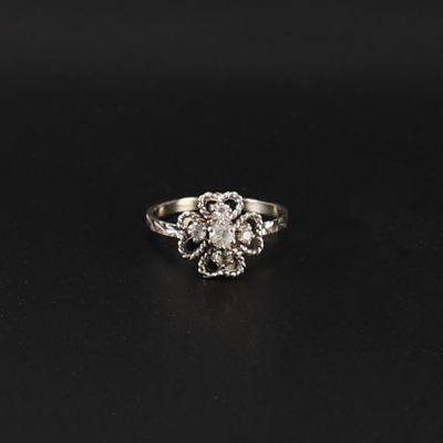gros plan d'une bague en diamant sur une surface noire