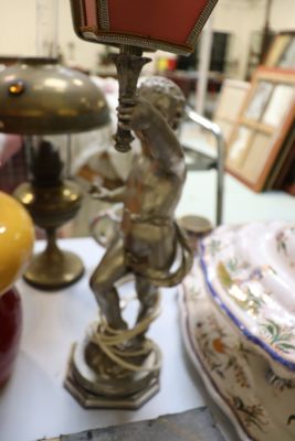 une horloge posée sur une table, surmontée d'une statue