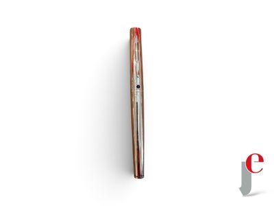un téléphone portable posé sur une surface blanche