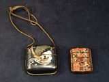 un petit sac à main et un briquet posés sur une table