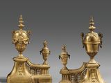 une paire de vases anciens en laiton sur socles, sur fond gris