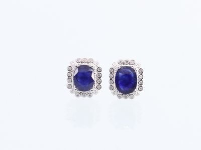 une paire de boucles d'oreilles à clous en saphir et diamants