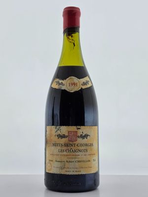 la bouteille de vin est posée sur la table sur fond blanc