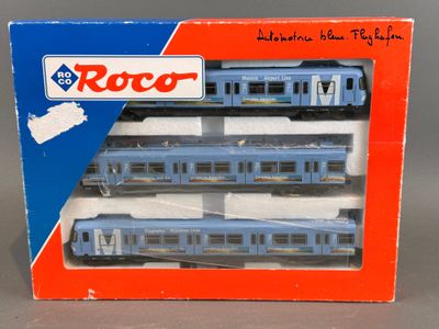 une boîte contenant trois wagons bleus