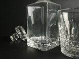 deux vases en verre posés l'un à côté de l'autre sur une table