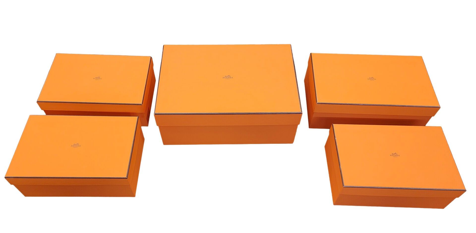 HERMÈS Paris Lot de 5 boites de la maison. Dim. de la plus grande : 41 x 29 x 26 cm