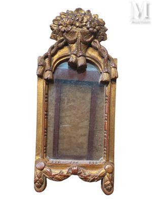 un miroir accroché au mur